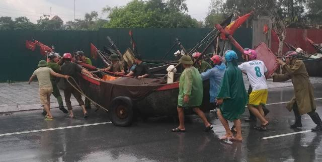 Đưa thuyền mảng tại TP Sầm Sơn về nơi tr&aacute;nh tr&uacute; an to&agrave;n. (Ảnh: Anh Thắng)