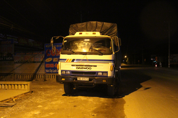 Chiếc xe tải dừng c&aacute;ch hiện trường khoảng 200m.