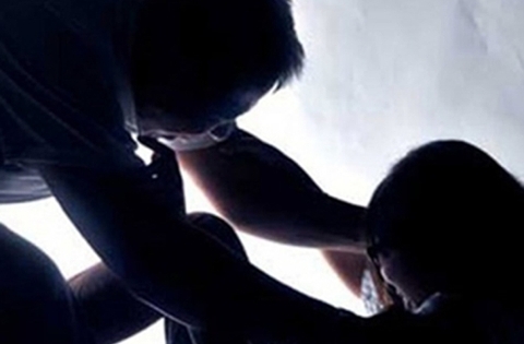 Chuyên viên “hôn rách môi” nữ đồng nghiệp tại công sở bị buộc thôi việc