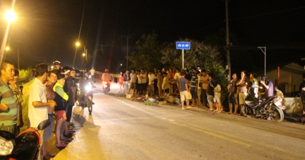 Mẹ bị xe tải cán tử vong, con trai chạy ra gào khóc thảm thương