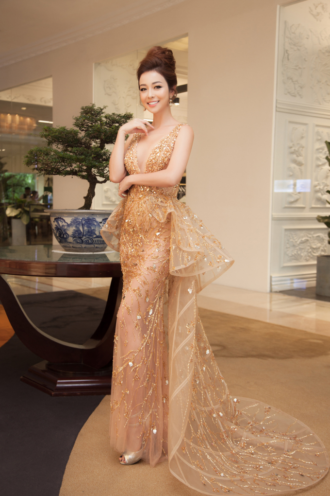 Hoa hậu Jennifer phạm đẹp h&uacute;t hồn khi l&agrave;m gi&aacute;m khảo b&ecirc;n cạnh B&igrave;nh Minh