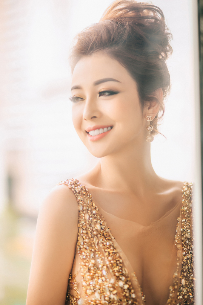 Hoa hậu Jennifer phạm đẹp h&uacute;t hồn khi l&agrave;m gi&aacute;m khảo b&ecirc;n cạnh B&igrave;nh Minh