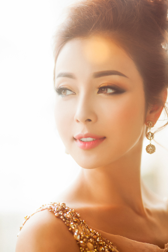 Hoa hậu Jennifer phạm đẹp h&uacute;t hồn khi l&agrave;m gi&aacute;m khảo b&ecirc;n cạnh B&igrave;nh Minh