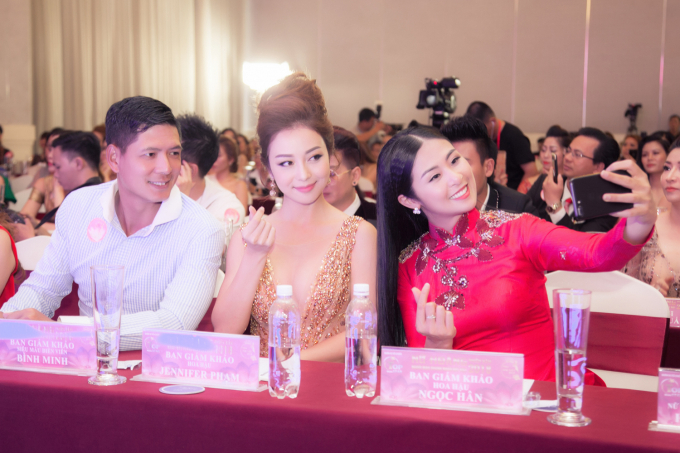 Hoa hậu Jennifer phạm đẹp h&uacute;t hồn khi l&agrave;m gi&aacute;m khảo b&ecirc;n cạnh B&igrave;nh Minh