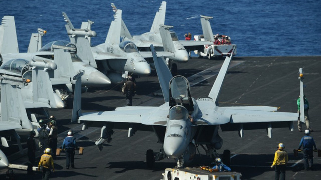 M&aacute;y bay chiến đấu tr&ecirc;n t&agrave;u s&acirc;n bay USS Theodore Roosevelt của Mỹ tr&ecirc;n Biển Đ&ocirc;ng (Ảnh: AFP)