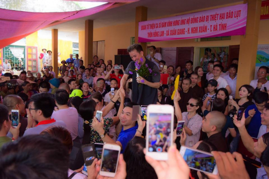 Ca sỹ Đ&agrave;m Vĩnh Hưng ph&aacute;t động ủng hộ người d&acirc;n bị thi&ecirc;n tai