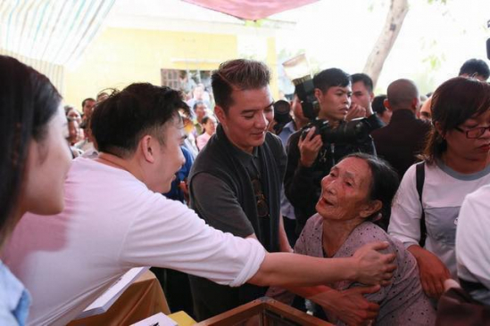 Nam ca sỹ tham gia&nbsp;rất nhiều hoạt động thiện nguyện như g&acirc;y quỹ từ thiện, x&acirc;y nh&agrave; t&igrave;nh nghĩa,...&nbsp;gi&uacute;p người k&eacute;m may mắn trong x&atilde; hội.