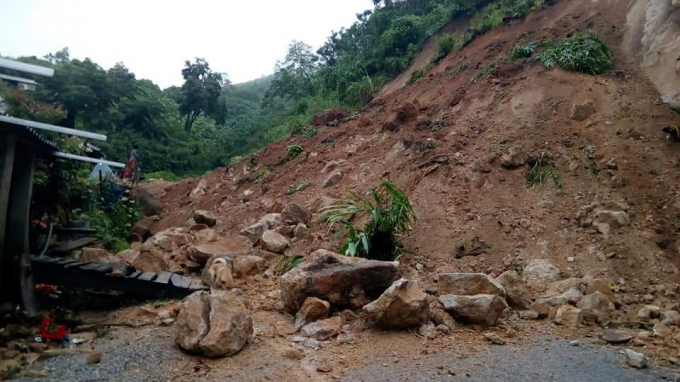 Sạt lở xảy ra tại nhiều tuyến đường, khiến giao th&ocirc;ng huyện Mường L&aacute;t bị c&ocirc; lập.