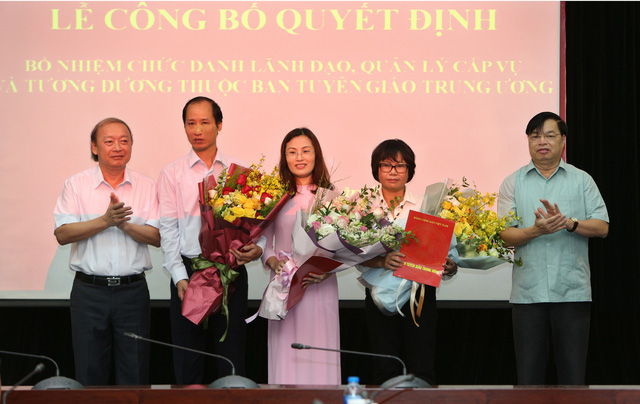 Ban Tuy&ecirc;n gi&aacute;o Trung ương trao quyết định bổ nhiệm c&aacute;c c&aacute;n bộ l&atilde;nh đạo quản l&yacute; cấp vụ v&agrave; tương đương.
