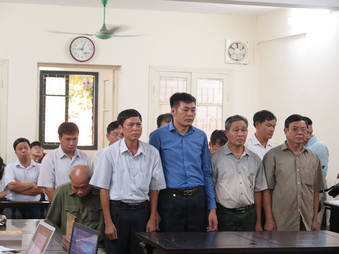 To&agrave;n cảnh phi&ecirc;n t&ograve;a.