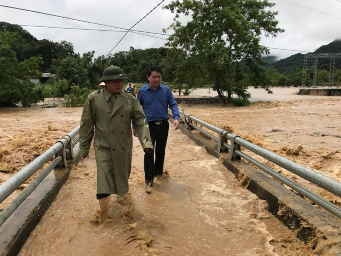 Nước lũ đổ về khiến nhiều huyện miền t&acirc;y xứ Nghệ ch&igrave;m trong biển nước.