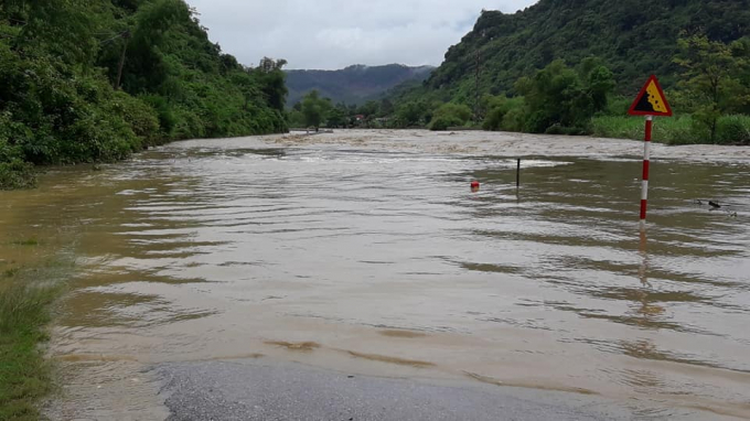 Nhiều tuyến đường bị ngập s&acirc;u khiến giao th&ocirc;ng bị chia cắt.