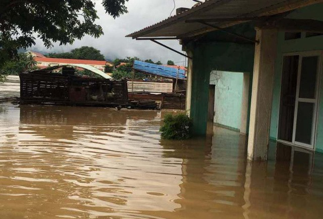 Nước s&ocirc;ng M&atilde; d&acirc;ng cao khiến nhiều hộ d&acirc;n tại huyện Cẩm Thủy (Thanh H&oacute;a) bị ngập lụt. (Ảnh: Duy Tuy&ecirc;n).