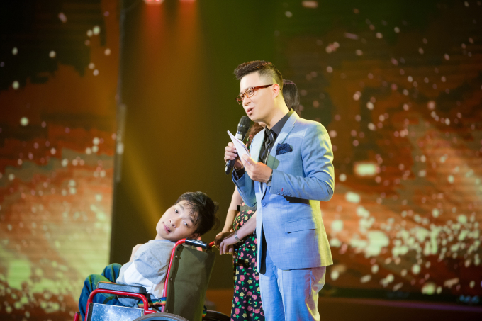 Ch&agrave;ng nhạc sĩ bại n&atilde;o Thi&ecirc;n Ng&ocirc;n.