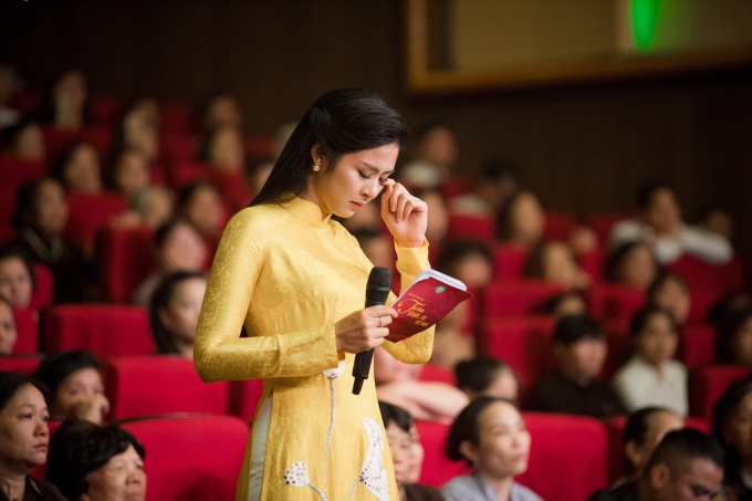 Ngọc H&acirc;n rơi nước mắt khi l&agrave;m MC.