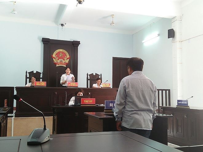 Bị c&aacute;o bị tuy&ecirc;n bản &aacute;n 10 th&aacute;ng t&ugrave;.