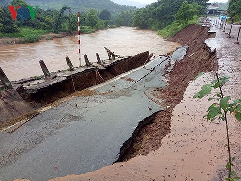 Nhiều tuyến đường bị sạt lở.