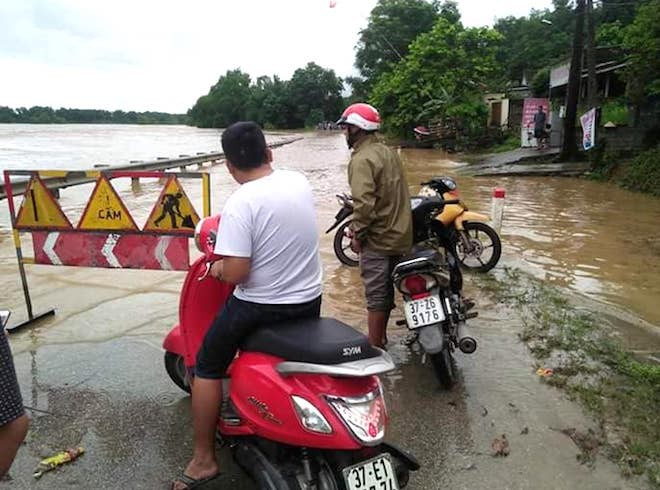 Nhiều tuyến đường bị chia cắt bởi nước lũ.