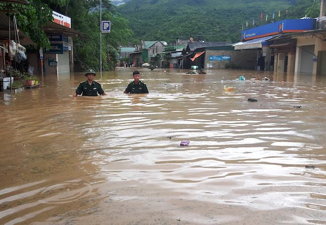 Lực lượng bộ đội bi&ecirc;n ph&ograve;ng đi trong lũ gi&uacute;p người d&acirc;n. (Ảnh: Hải Thượng).