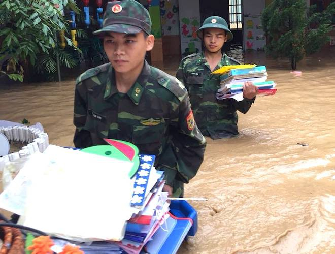 Gi&uacute;p trường mầm non di chuyển t&agrave;i sản, thiết bị dạy học ra khỏi ngập lụt.(Ảnh: Hải Thượng).