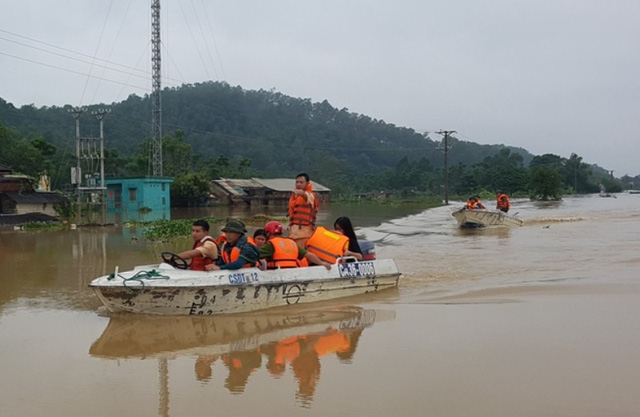 C&ocirc;ng an Thanh H&oacute;a gi&uacute;p d&acirc;n vượt lũ