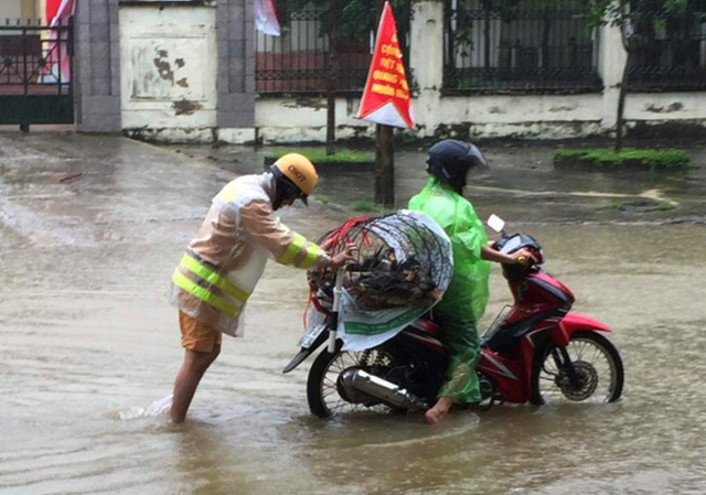 C&aacute;c lực lượng c&oacute; mặt mọi l&uacute;c, mọi nơi trong mưa lũ