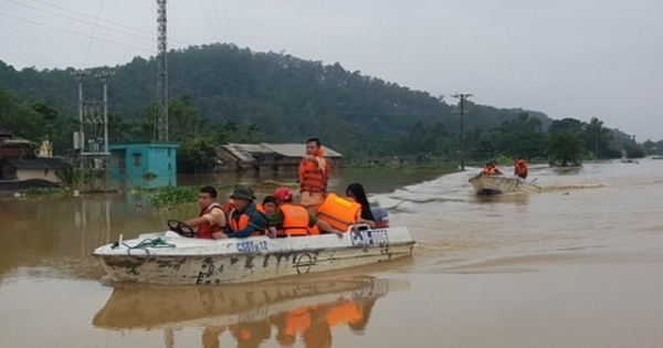 Công an giúp dân đưa thi hài người chết vượt lũ lên bờ mai táng