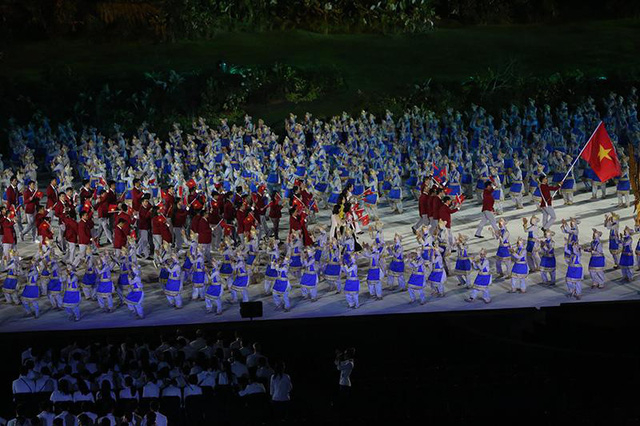 Đo&agrave;n thể thao Việt Nam diễu h&agrave;nh qua lễ đ&agrave;i