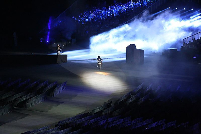 Một người cưỡi m&ocirc; t&ocirc; tiến v&agrave;o s&acirc;n vận động...