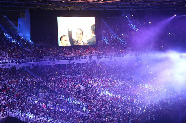 .. v&agrave; khi bỏ mũ bảo hiểm đ&oacute; l&agrave; h&igrave;nh ảnh của Tổng thống Indonesia&nbsp;