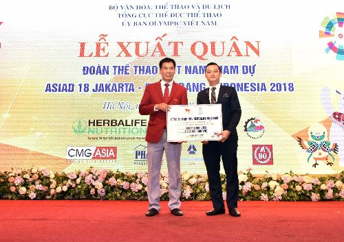 &Ocirc;ng Phạm Tường Huy - Tổng gi&aacute;m đốc Herbalife Việt Nam (b&ecirc;n phải) cho biết sẽ tiếp tục ủng hộ tinh thần của đo&agrave;n thể thao Việt Nam.