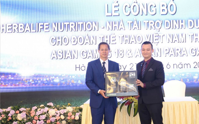 &Ocirc;ng Trần Văn Mạnh (tr&aacute;i) trong buổi Lễ c&ocirc;ng bố &ldquo;Herbalife Nutrition &ndash; Nh&agrave; t&agrave;i trợ dinh dưỡng ch&iacute;nh thức cho đo&agrave;n TTVN tham dự ASIAD 18 v&agrave; Asian Para Games 3&rdquo; v&agrave;o cuối th&aacute;ng 6 vừa qua