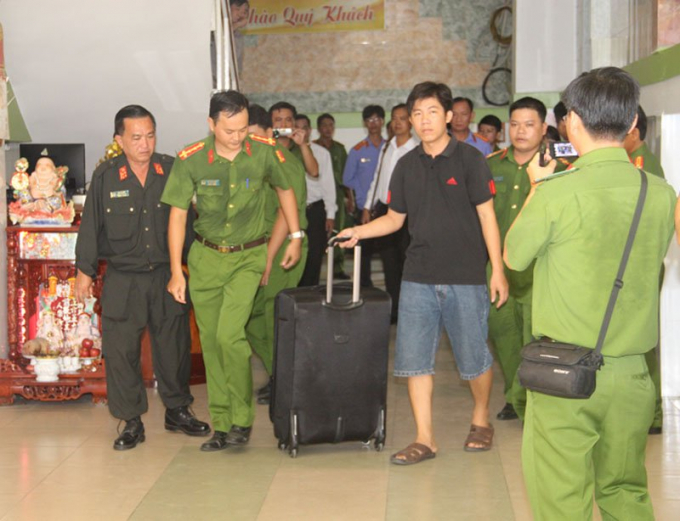 Cao Quốc Phong thực nghiệm hiện trường k&eacute;o x&aacute;c người t&igrave;nh đi phi tang. Ảnh: C.A