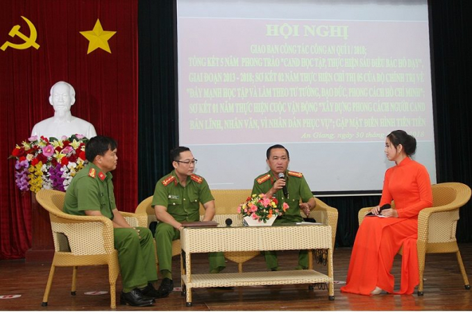 Đại t&aacute; B&ugrave;i B&eacute; Năm (người cầm mic) giao lưu tại hội nghị tổng kết 5 năm phong tr&agrave;o CAND học tập, thực hiện 6 điều B&aacute;c Hồ dạy v&agrave;o th&aacute;ng 3/2018.