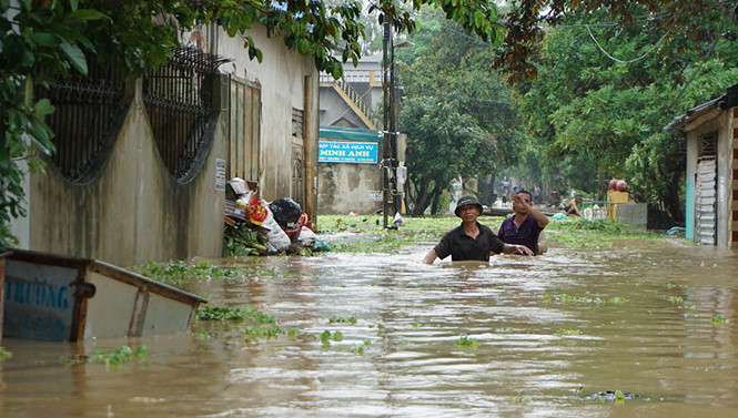 Nh&agrave; d&acirc;n ở Thanh H&oacute;a bị ngập s&acirc;u. ẢNH: MINH HẢI