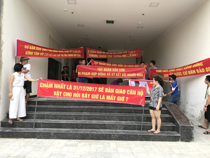 Cư d&acirc;n tại chung cư Bảo Sơn tập trung b&agrave;y tỏ sự phản đối của m&igrave;nh v&igrave; cho rằng chủ đầu tư đ&atilde;