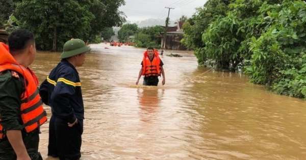 Miền Tây xứ Nghệ tan hoang, ngập ngụa trong bùn sau khi lũ rút