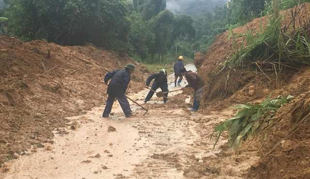 Tại Mường L&aacute;t, nhiều tuyến đường li&ecirc;n tục bị sạt v&aacute;ch ta-luy khiến đường v&agrave;o huyện bị c&ocirc; lập.