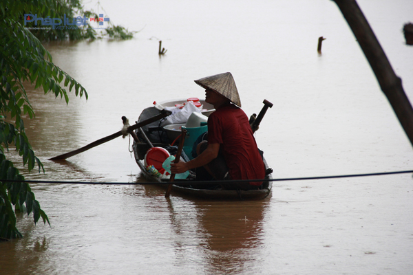 Ngập lụt v&ugrave;ng hạ lưu s&ocirc;ng M&atilde;, s&ocirc;ng Chu đ&atilde; khiến nhiều gia đ&igrave;nh phải sống cảnh m&agrave;n trời, chiếu đất.