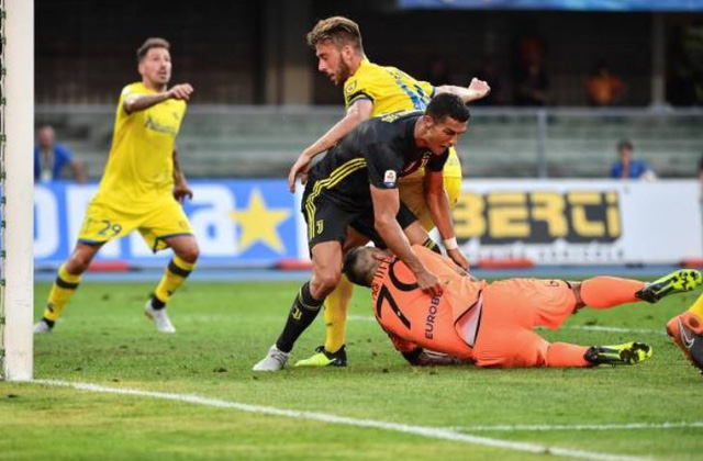 Thủ th&agrave;nh Sorrentino bất tỉnh sau pha va chạm với C.Ronaldo