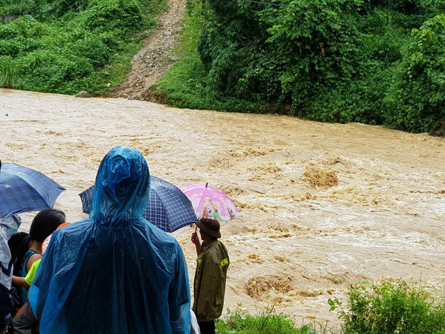 Người d&acirc;n&nbsp;bản Na Lợt&nbsp;muốn qua suối Nậm Hỷ phải đợi nước r&uacute;t. Những ng&agrave;y qua, do mưa lớn ở thượng nguồn cộng th&ecirc;m nước lũ đổ từ L&agrave;o về đ&atilde; l&agrave;m nước d&acirc;ng cao g&acirc;y chia cắt cục bộ, người d&acirc;n trong&nbsp;bản Na Lợt&nbsp;bị c&ocirc; lập ho&agrave;n to&agrave;n.