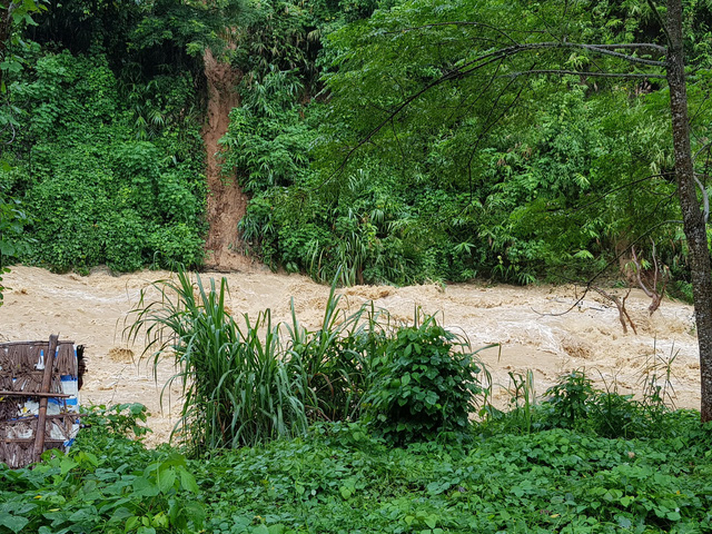 Suối Nậm Hỷ lu&ocirc;n d&acirc;ng cao khiến b&agrave; con trong bản ra giao lưu, đi l&agrave;m gặp rất nhiều kh&oacute; khăn. Ước mơ c&oacute; một c&acirc;y cầu bắc qua suối l&agrave; mong muốn ch&aacute;y bỏng từ bao đời nay của b&agrave; con Khơ M&uacute;&nbsp;bản Na Lợt.