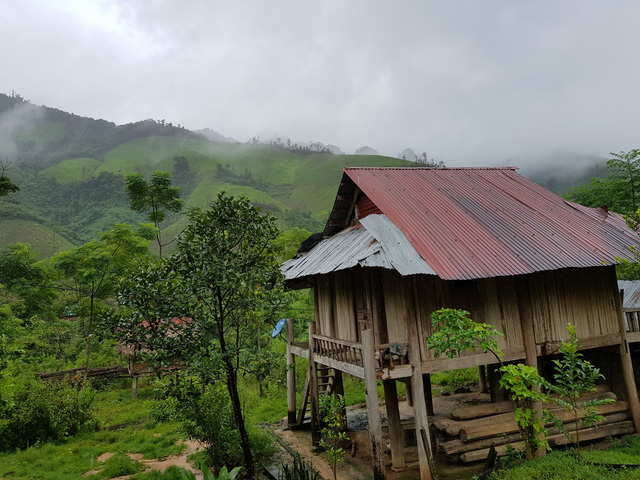 Nghệ An: Hơn 300 người d&acirc;n Khơ M&uacute; bị c&ocirc; lập trong nước lũ