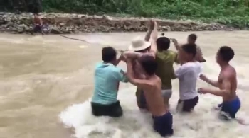 Clip: Thót tim cảnh nữ phóng viên vượt dòng lũ dữ vào vùng bị cô lập