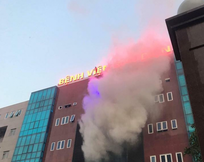 Hỏa hoạn b&ugrave;ng ph&aacute;t tại một biển quảng c&aacute;o lớn.