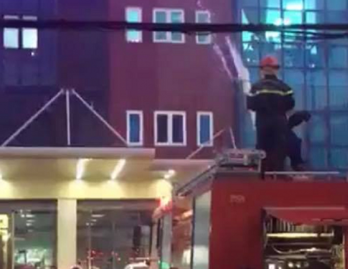 Lực lượng PCCC c&oacute; mặt khống chế ngọn lửa.