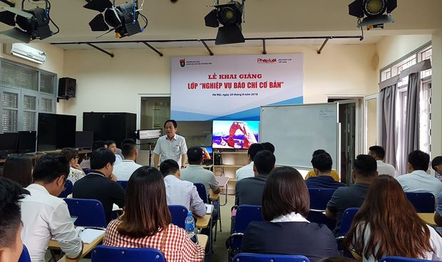 Ph&oacute; Tổng bi&ecirc;n tập Thường trực Đặng Ngọc Luyến khai giảng lớp học.