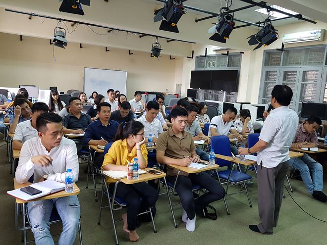 Ph&oacute; Tổng Bi&ecirc;n tập Thường trực Đặng Ngọc Luyến &nbsp;giảng b&agrave;i cho c&aacute;c học vi&ecirc;n lớp học.