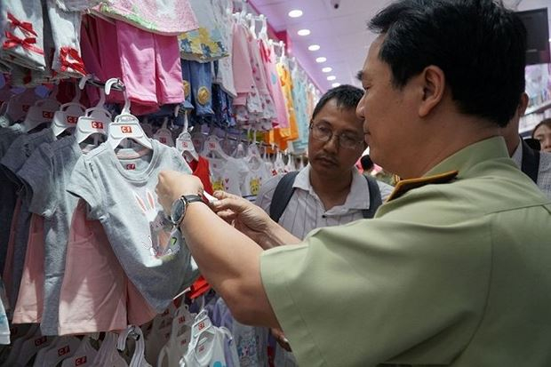 Chi cục Quản l&yacute; thị trường TP.HCM kiểm tra nhiều cửa h&agrave;ng Con Cưng ở TP.HCM