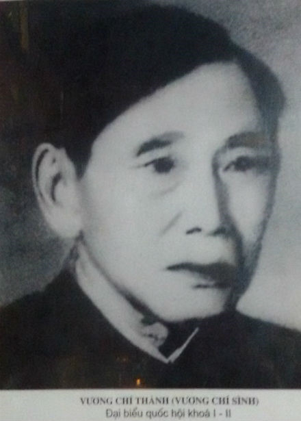 Vương Ch&iacute; S&igrave;nh (1886 - 1962) được x&atilde; hội nhắc tới nhiều hơn, con thứ hai của Vương Ch&iacute;nh Đức, l&agrave; người con ch&iacute;nh thức theo c&aacute;ch mạng, cũng l&agrave; người anh em kết nghĩa với b&aacute;c Hồ. &Ocirc;ng từng tham gia Đại biểu Quốc Hội kh&oacute;a I v&agrave; II.